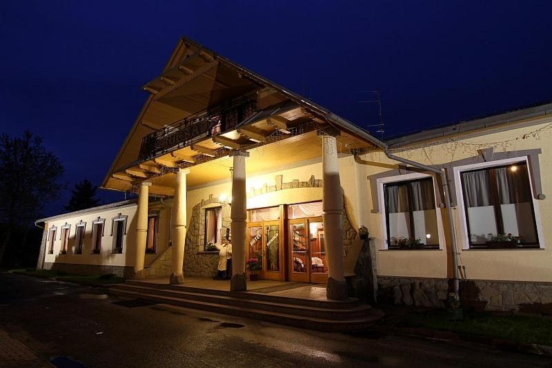 Restauracja Noclegi Ruczaj โนวือตาร์ก ภายนอก รูปภาพ
